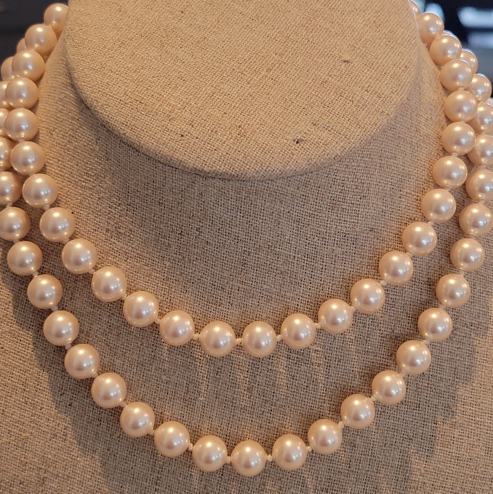 BEAUTIFUL VINTAGE MONET HAND KNOTTED NECKLACE 30" LONG.